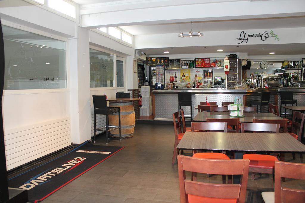 ホテル La Hourquie Cafe Morlaas エクステリア 写真