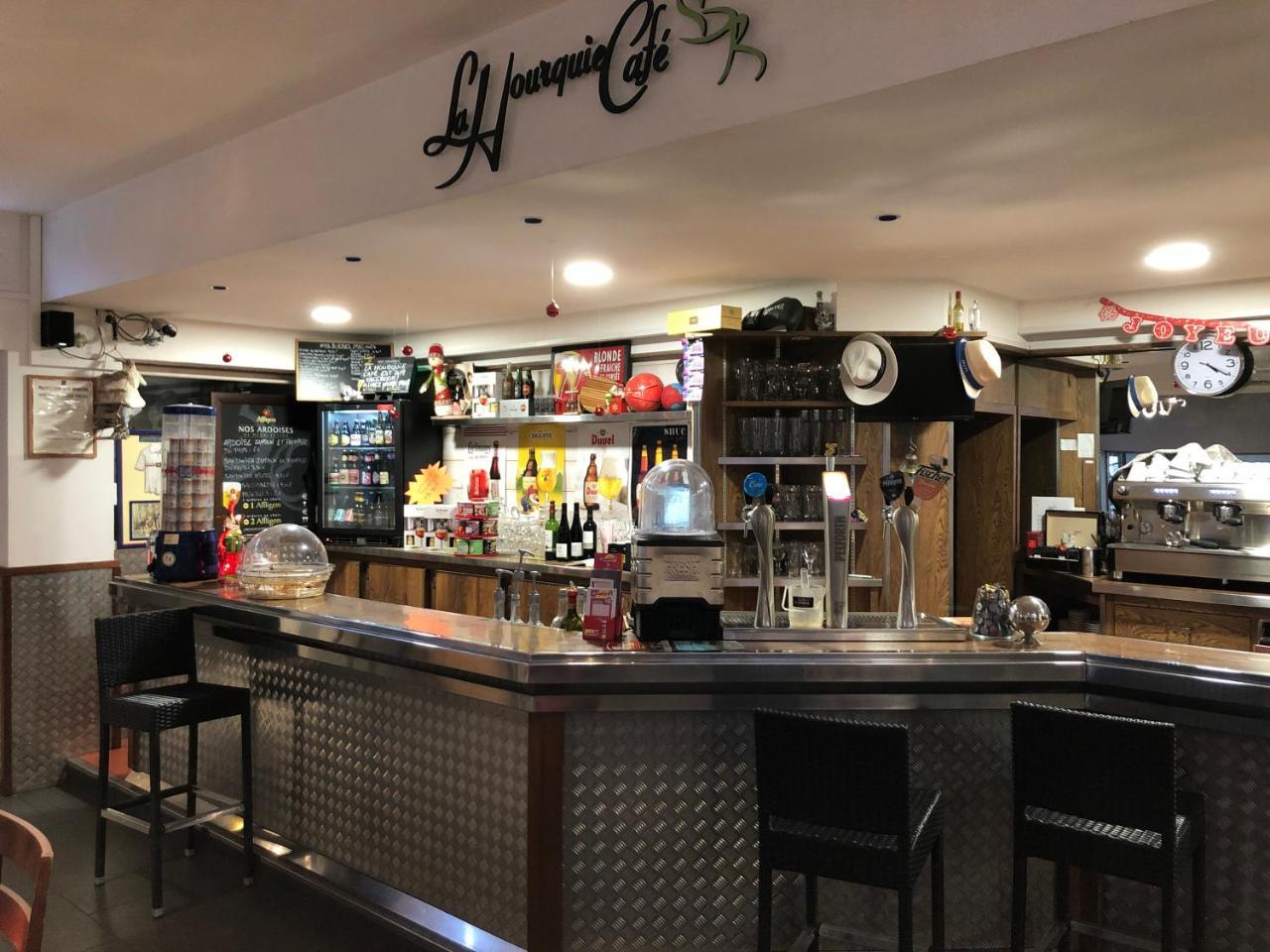 ホテル La Hourquie Cafe Morlaas エクステリア 写真
