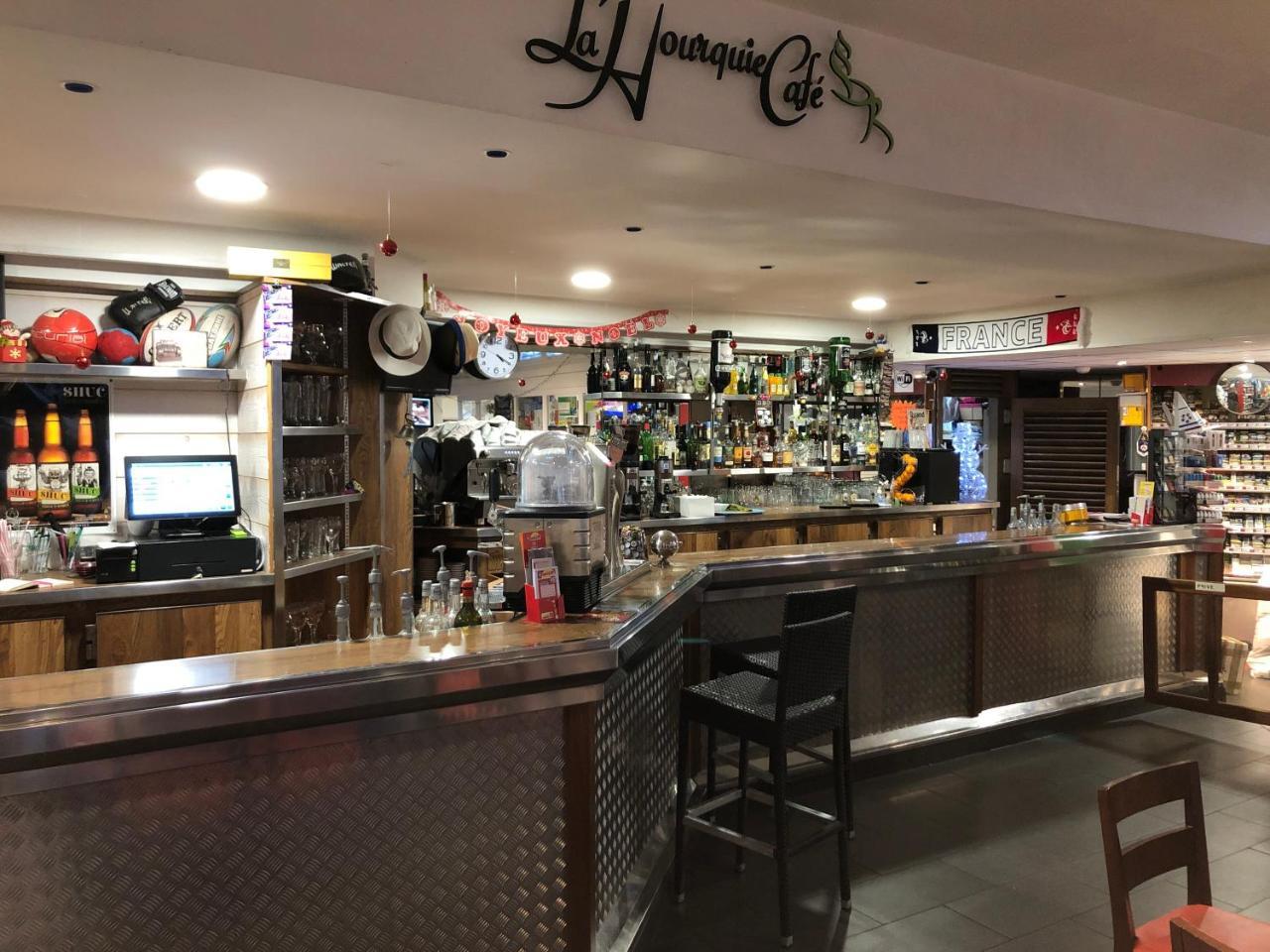 ホテル La Hourquie Cafe Morlaas エクステリア 写真
